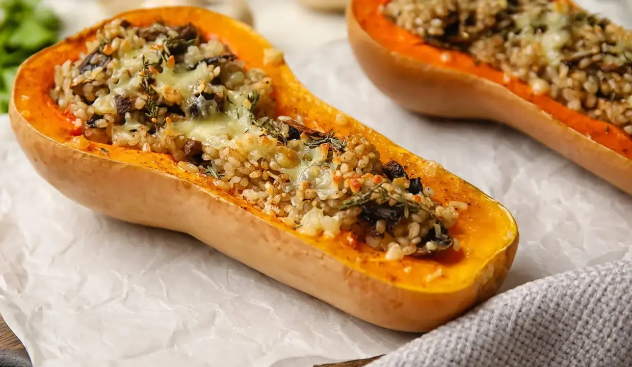 Moitié de courge butternut farcie de riz et de champignons, gratinée au fromage. Un délice qui fait oublier la différence potiron et citrouille goût.