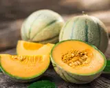 Des melons frais, prêts à être dégustés, témoignent du plaisir de cultiver le melon. La chair orange vif et les graines dorées invitent à la gourmandise.