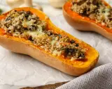 Moitié de courge butternut farcie de riz et de champignons, gratinée au fromage. Un délice qui fait oublier la différence potiron et citrouille goût.
