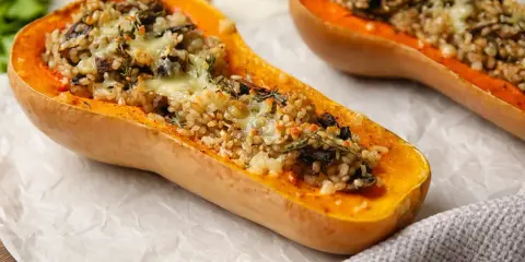 Moitié de courge butternut farcie de riz et de champignons, gratinée au fromage. Un délice qui fait oublier la différence potiron et citrouille goût.
